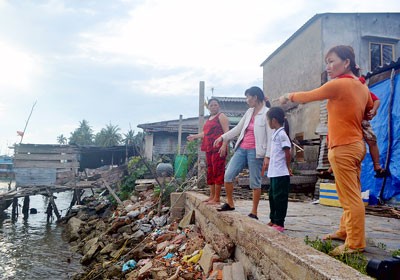 Riverside households complain that construction of an entry route to Ky Ha Port has caused cracks and subsidence to their houses in Nui Thanh District in Quang Nam Province (Photo: SGGP) Riverside households complain that construction of an entry route to Ky Ha Port has caused cracks and subsidence to their houses in Nui Thanh District in Quang Nam Province (Photo: SGGP)
